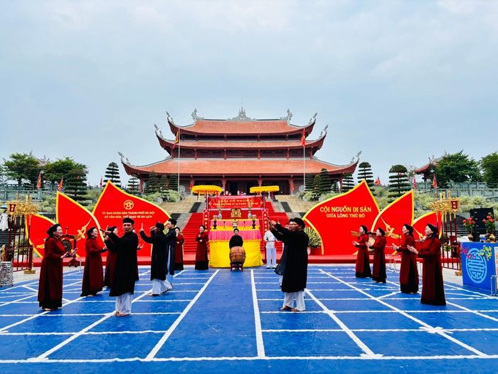 Nghệ nhân đến từ Phú Thọ mang tới những loại hình nghệ thuật dân gian gắn với quê hương Đất Tổ như hát Xoan. Ảnh: H.L