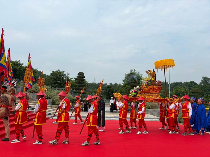 Đoàn rước kiệu và hương hoa. Ảnh: H.L