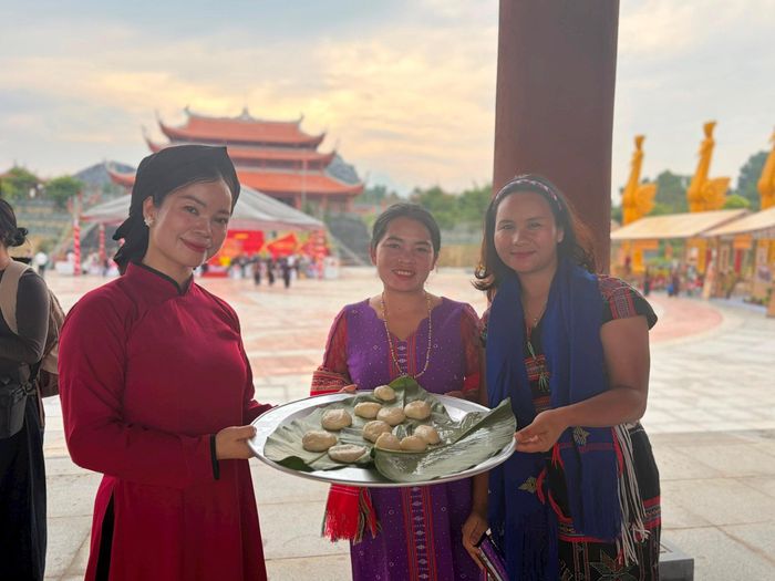 Du khách hào hứng với các hoạt động văn hoá, nghệ thuật tại sự kiện. Ảnh: H.L
