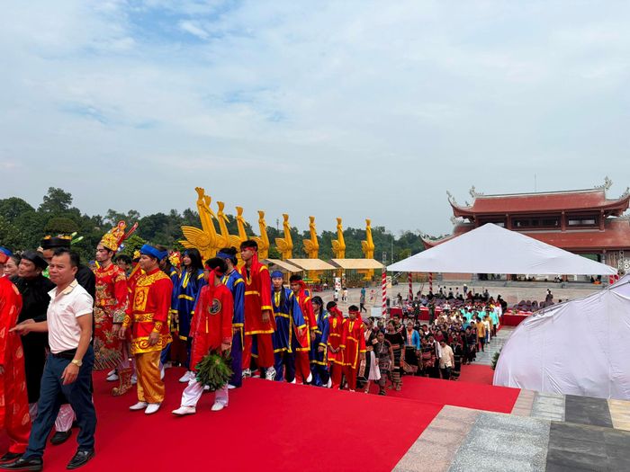 Các đại biểu và nhân dân tham gia lễ rước và dâng hương tới các Vua Hùng tại Đền thờ Quốc Tổ. Ảnh: H.L