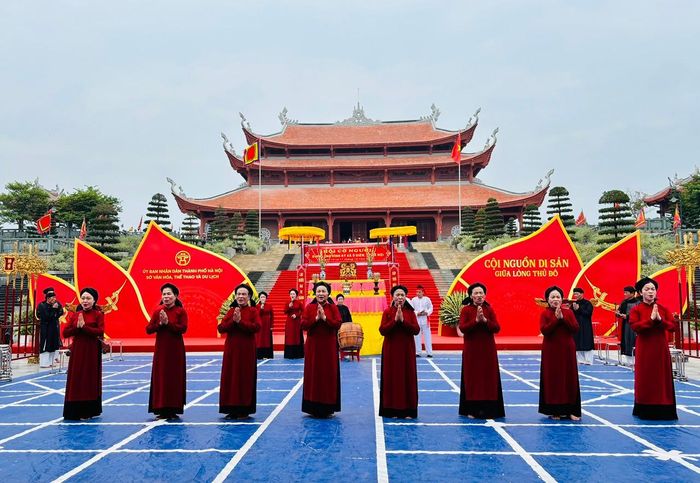 Giới thiệu di sản văn hoá phi vật thể hát Xoan tới đông đảo nhân dân và du khách. Ảnh: H.L