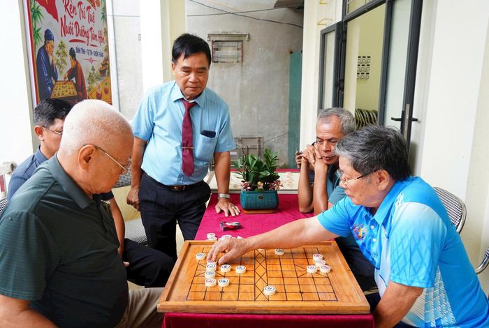 Người dân chơi cờ tướng tại Nhà văn hóa tổ dân phố Chúc Ngọc. Ảnh: Lan Oanh