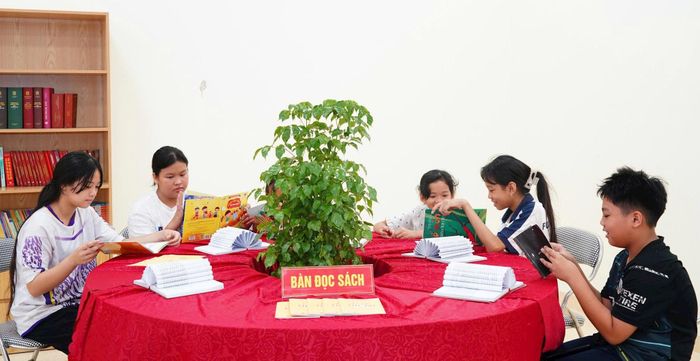 Không gian đọc sách tại Nhà văn hóa tổ dân phố Chúc Ngọc. Ảnh: Lan Oanh