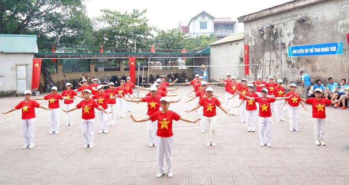 Nhân dân tổ dân phố Chúc Ngọc (phường Chương Mỹ) đồng diễn dưỡng sinh tại Nhà văn hóa - Khu thể thao. Ảnh: Lan Oanh
