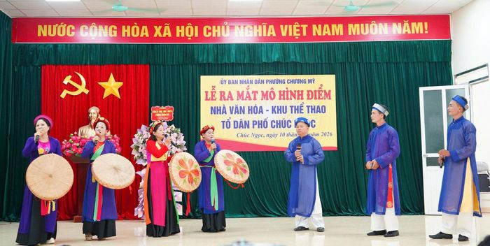 Tiết mục văn nghệ của nhân dân tổ dân phố Chúc Ngọc (phường Chương Mỹ) chào mừng lễ ra mắt mô hình điểm Nhà văn hóa - Khu thể thao. Ảnh: Lan Oanh