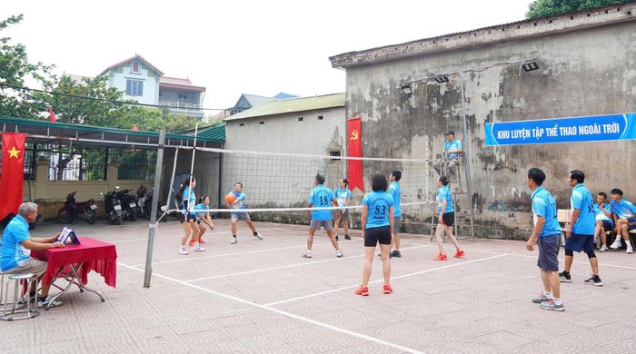 Nhân dân tổ dân phố Chúc Ngọc (phường Chương Mỹ) giao lưu bóng chuyền hơi trong khuôn viên Nhà văn hóa - Khu thể thao. Ảnh: Lan Oanh