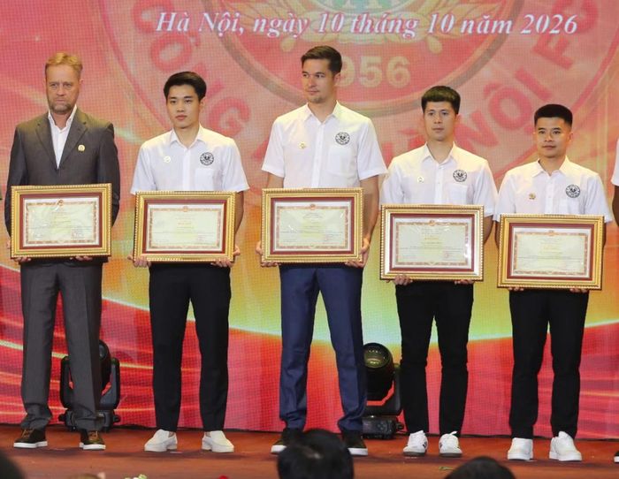 Các cầu thủ xuất sắc nhận Bằng khen của Bộ trưởng Bộ Công an. Ảnh: Thanh Bình