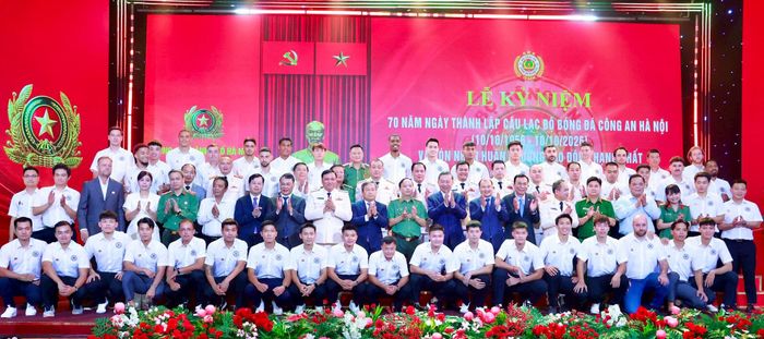 Các đại biểu chụp ảnh lưu niệm. Ảnh: Thanh Bình