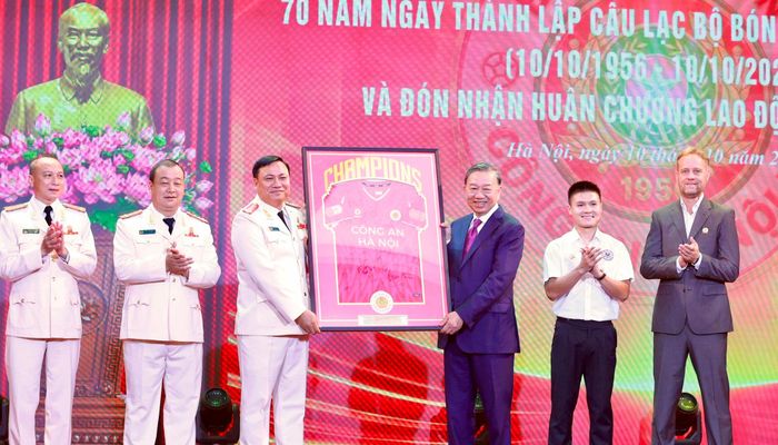 Câu lạc bộ Công an Hà Nội tặng Tổng Bí thư, Chủ tịch nước Tô Lâm chiếc áo thi đấu truyền thống của đội bóng. Ảnh: Thanh Bình
