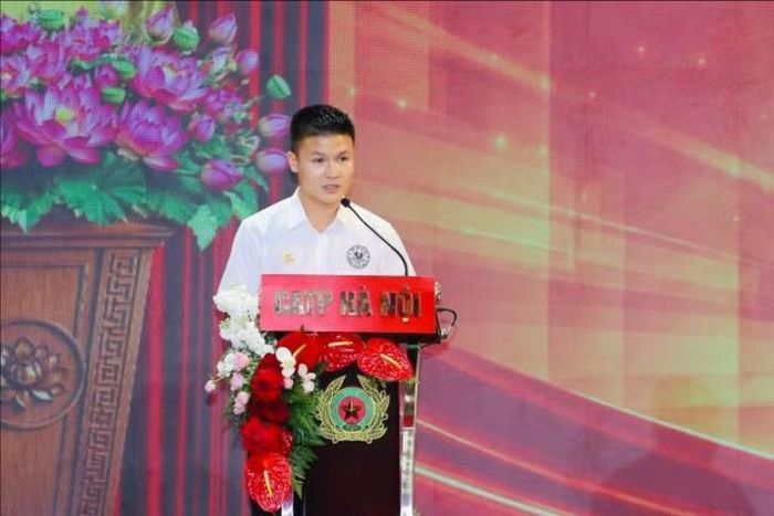 Đại diện cho các cầu thủ đang thi đấu cho CLB Công an Hà Nội, Đội trưởng Nguyễn Quang Hải gửi lời tri ân đến các thế hệ lãnh đạo. Ảnh: Thanh Bình