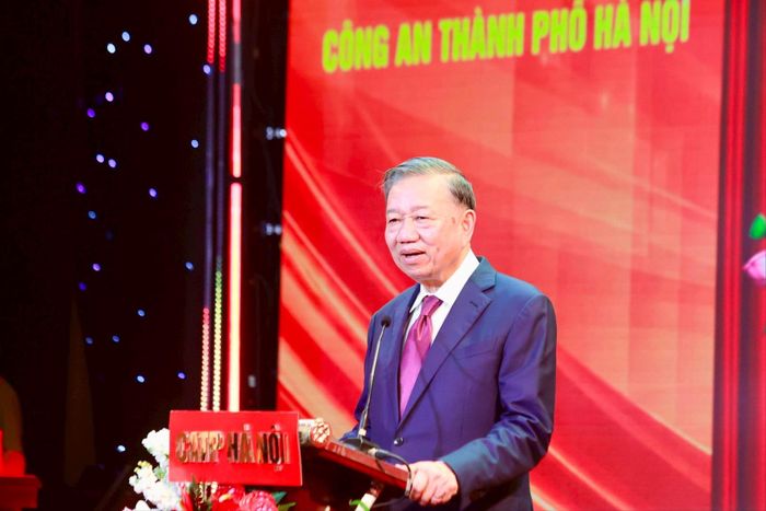 Tổng Bí thư, Chủ tịch nước Tô Lâm trò chuyện cùng CLB Bóng đá Công an Hà Nội. Ảnh: Thanh Bình