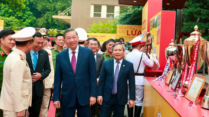 Tổng Bí thư, Chủ tịch nước Tô Lâm cùng Chủ tịch UBND thành phố Hà Nội Vũ Đại Thắng và các đại biểu tham quan không gian trưng bày về truyền thống lịch sử 70 năm của Câu lạc bộ Công an Hà Nội. Ảnh: Thanh Bình