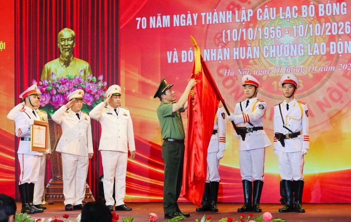 Đại tướng Lương Tam Quang, Ủy viên Bộ Chính trị, Bộ trưởng Bộ Công an, Chủ tịch Hiệp hội Thể thao CAND thừa ủy quyền của Chủ tịch nước trao tặng Huân chương Lao động hạng Nhất cho CLB Bóng đá Công an Hà Nội. Ảnh: Thanh Bình
