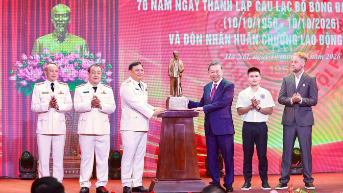 Tổng Bí thư, Chủ tịch nước Tô Lâm tặng quà Câu lạc bộ Công an Hà Nội. Ảnh: Thanh Bình
