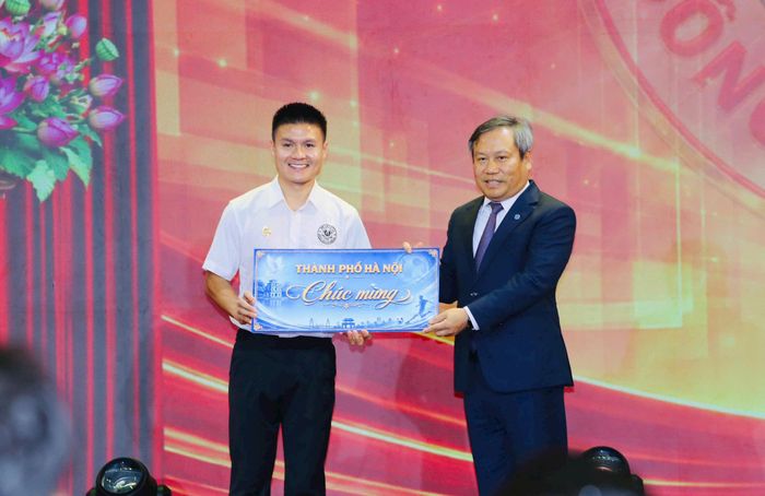 Đồng chí Vũ Đại Thắng, Ủy viên Trung ương Đảng, Chủ tịch UBND thành phố trao quà của UBND thành phố Hà Nội cho CLB Bóng đá CAHN. Ảnh: Thanh Bình
