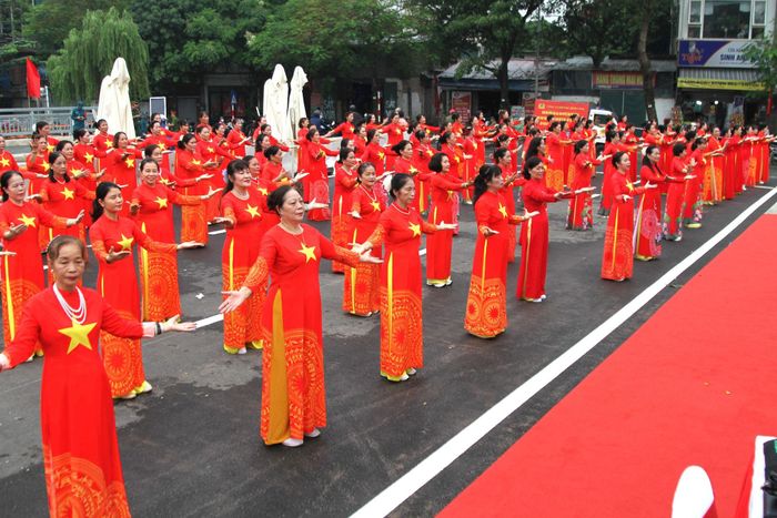 Liên hoan đồng diễn dân vũ với sự tham gia của hàng trăm cán bộ, hội viên phụ nữ Hội Liên hiệp Phụ nữ Định Công. Ảnh: Huy Hoàng