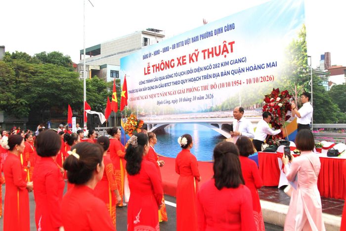 Màn đồng diễn được diễn ra với không khí sôi nổi ngay tại cầu qua sông Tô Lịch, đối diện ngõ 282 Kim Giang ngay sau khi được thông xe. Ảnh: Huy Hoàng