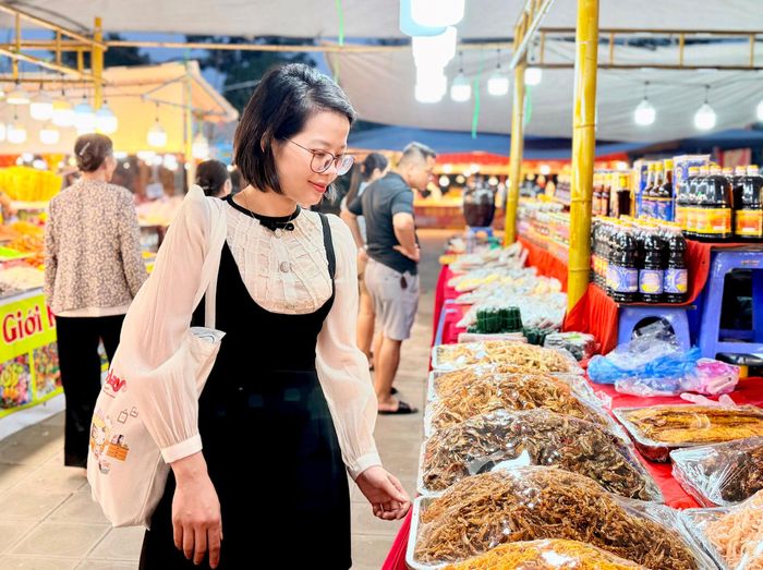Người dân tham quan, mua sắm tại hội chợ. Ảnh: Thanh Hà