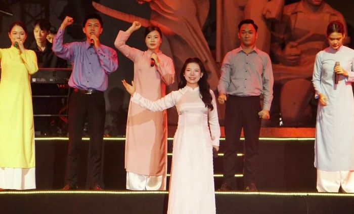 Một tiết mục trong chương trình. Ảnh: Quỳnh Trang.