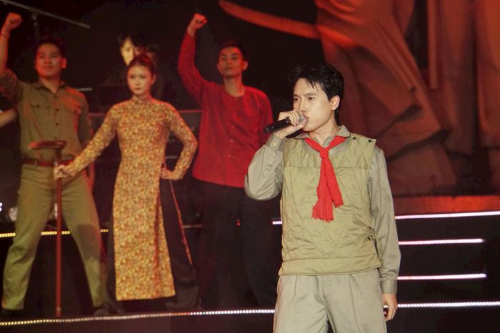 Chương I mang tên “Hà Nội đứng lên”, tái hiện không khí cách mạng và tinh thần đấu tranh của người dân Hà Nội. Ảnh: Quỳnh Trang