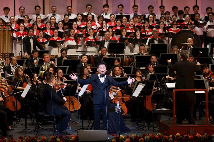Nghệ sĩ Tấn Minh biểu diễn tại chương trình. Ảnh Văn Tuyến