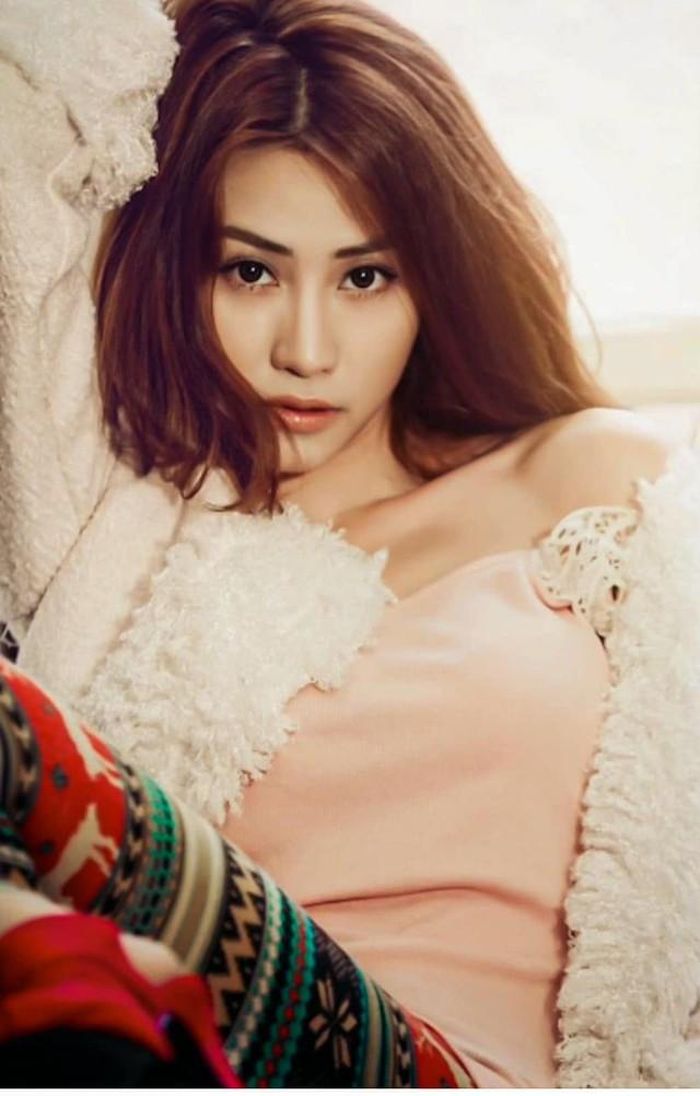 Ngân Khánh sinh năm 1985, quê Bình Định cũ (nay là tỉnh Gia Lai). Cô từng đóng các phim: Gọi giấc mơ về, Nghề báo, Ghen, Tường vy cánh mỏng, Mây trắng ngang trời, Khi yêu đừng quay đầu lại, Cô dâu đại chiến... Ngân Khánh cũng lấn sân ca hát, phát hành các ca khúc như: Người tạo giấc mơ, Cô nàng tự tin, Chỉ yêu mình anh, Em phải làm sao...