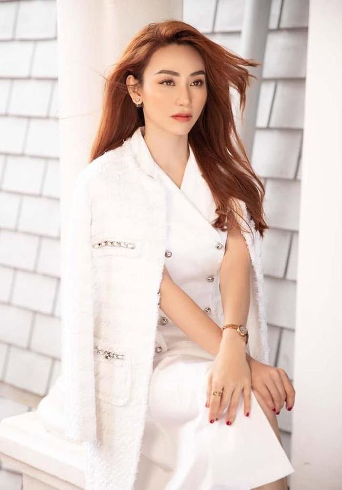 Ngân Khánh là một mỹ nhân đa tài của làng giải trí Việt, cô vừa là diễn viên, ca sĩ và người mẫu ảnh nổi tiếng và đã hoàn thành việc học đạo diễn tại Singapore trước khi trở về nước. 