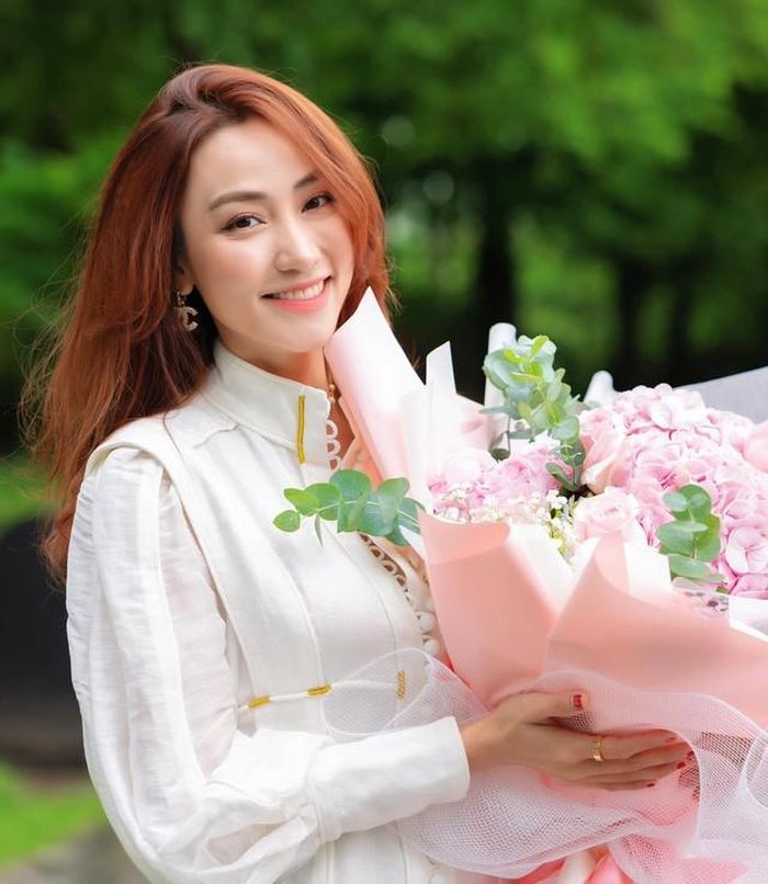 Bên cạnh việc giữ dáng, Ngân Khánh cũng rất tỉ mỉ trong cách chăm da, cô thường dùng nước hoa hồng, kem giữ ẩm và chống nắng, bảo vệ cho làn da trước khi trang điểm. Đây là cách bảo vệ da khi dùng mỹ phẩm trang điểm.