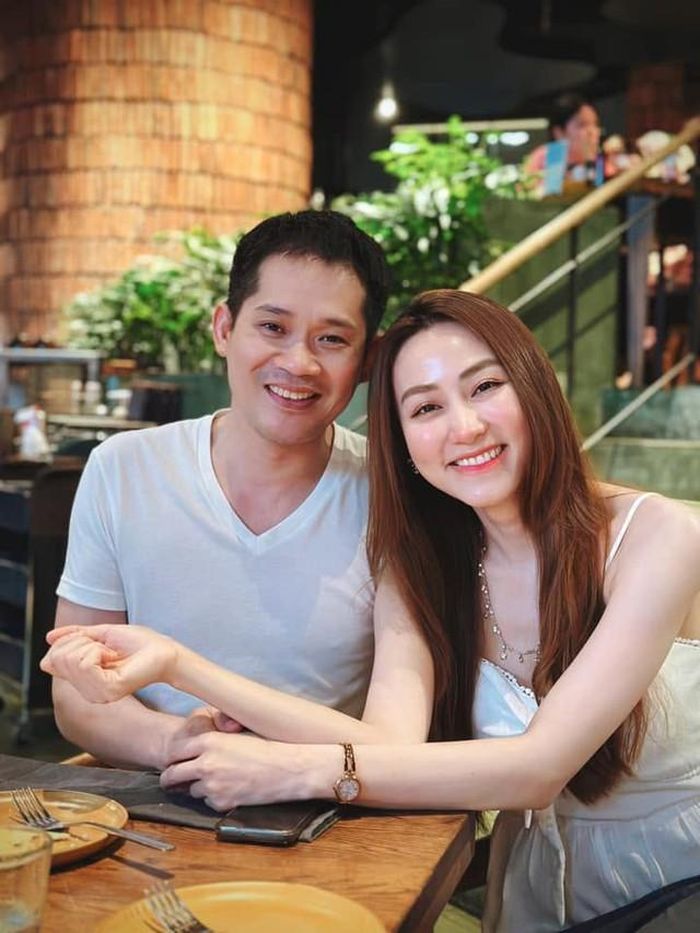 Về đời tư, Ngân Khánh kết hôn với chồng Việt kiều - doanh nhân Thiếu Quân vào năm 2015. Nữ diễn viên có lần hiếm hoi khoe khoảnh khắc tình tứ nhân dịp sinh nhật ông xã cách đây vài năm.