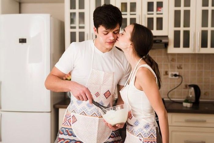 Một bữa cơm được chuẩn bị chu đáo, căn nhà được dọn dẹp gọn gàng hay việc chủ động chăm con để vợ nghỉ ngơi đều có thể trở thành cách Kim Ngưu thể hiện tình yêu. Ảnh minh họa