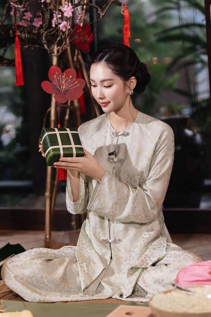 Sau hơn một thập kỷ kể từ ngày đăng quang, Đặng Thu Thảo vẫn nhận được sự quan tâm mỗi khi chia sẻ hình ảnh cá nhân. Nếu thời trẻ, cô ghi dấu bằng vẻ đẹp trong trẻo, ngọt ngào thì ở hiện tại, người đẹp mang đến cảm giác trưởng thành và đằm thắm hơn.