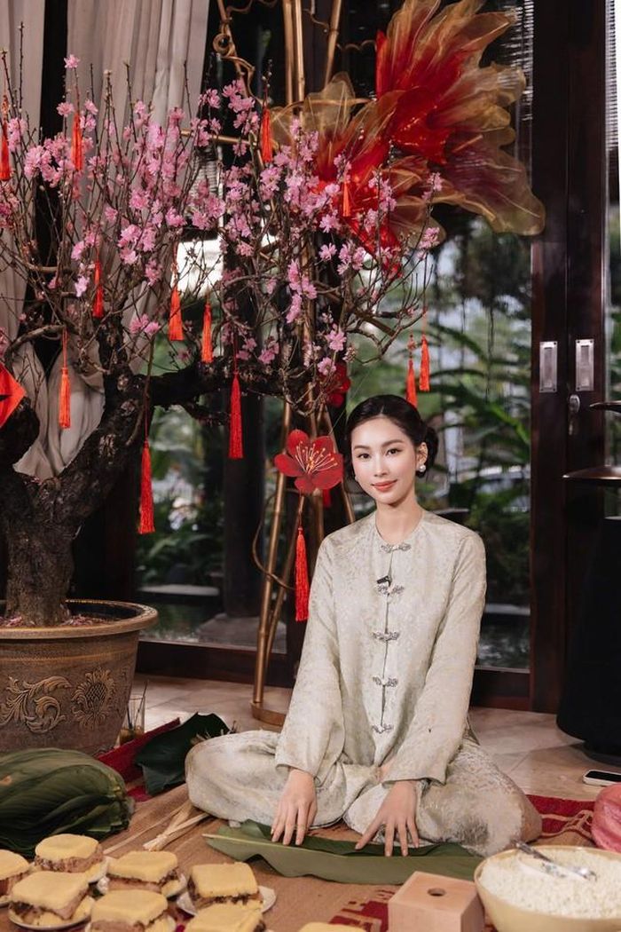 Trong những bức ảnh đời thường, hoa hậu thường tạo thiện cảm với hình ảnh giản dị. Không phải lúc nào cũng xuất hiện với váy áo lộng lẫy hay lớp trang điểm chỉn chu như khi dự sự kiện, cô vẫn giữ được nét duyên dáng riêng. 
