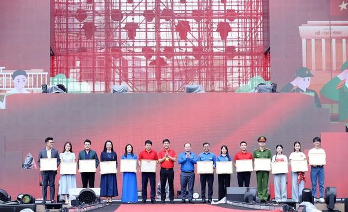 Trung ương Hội trao tặng Bằng khen cho các cá nhân có thành tích xuất sắc nhất trong công tác tổ chức, triển khai Hành trình “Tôi yêu Tổ quốc tôi” năm 2026