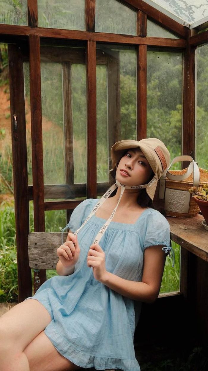Những năm gần đây, Lương Thùy Linh thường xuyên đảm nhận vị trí quan trọng trong các show diễn. Tháng 8/2026, cô xuất hiện với vai trò vedette tại một sự kiện thời trang cưới, diện thiết kế tôn đường cong và mang phong cách quyến rũ.