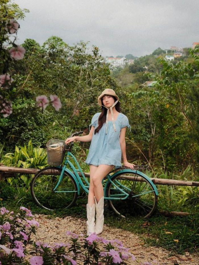 Dù chia sẻ những hình ảnh với trang phục giản dị nhưng Lương Thùy Linh vẫn khiến khán giả chú ý bởi đôi chân thon dài, nuột nà.