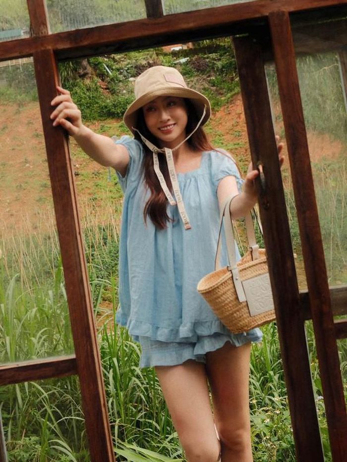 Chiều cao nổi bật cùng tỷ lệ cơ thể cân đối cũng là lợi thế giúp Lương Thùy Linh chinh phục nhiều kiểu trang phục và hiện tại cô là vedette được nhiều NTK yêu thích.