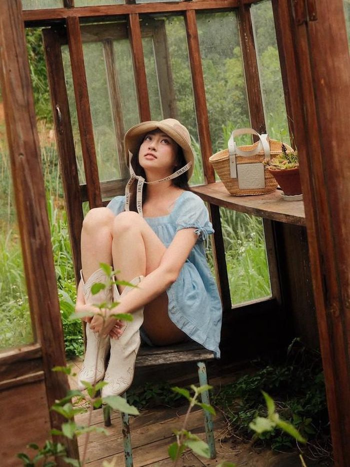 Thực tế, nhắc đến những hoa hậu có sắc vóc nổi bật của showbiz Việt, Lương Thùy Linh là cái tên thường được chú ý. Đăng quang Miss World Vietnam 2019, người đẹp quê Cao Bằng gây ấn tượng với chiều cao khoảng 1,8 m, đôi chân dài 1,22 m và vóc dáng cân đối. Những lợi thế này giúp cô dễ dàng tạo sức hút mỗi khi xuất hiện tại các sự kiện giải trí hay trên sàn diễn thời trang.