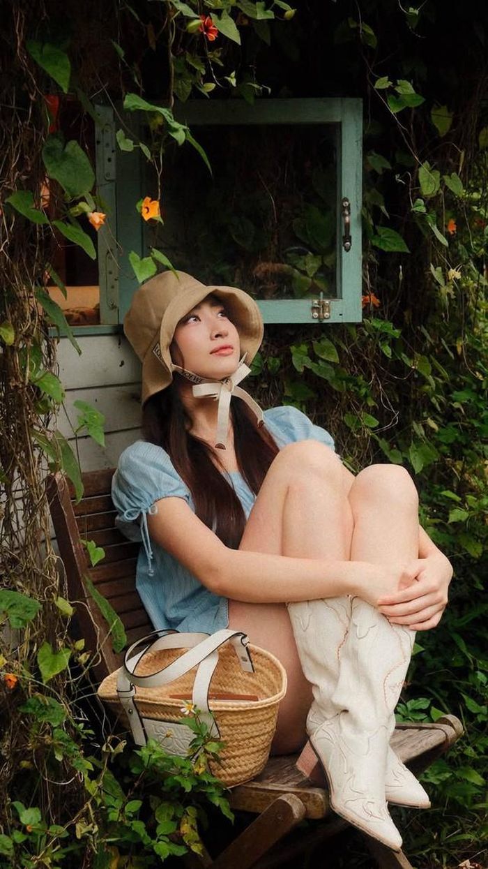 Ở tuổi 26, Lương Thùy Linh vẫn sở hữu vẻ trẻ trung, đồng thời ngày càng thể hiện rõ phong thái trưởng thành. Sắc vóc nổi bật là điểm cộng dễ nhận thấy, nhưng sự tự tin, khả năng biến hóa trong thời trang và định hướng phát triển bản thân mới là những yếu tố giúp nàng hậu duy trì sức hút sau nhiều năm đăng quang.