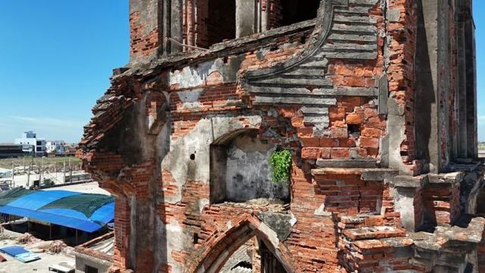 Bức tường gạch rêu phong của Nhà thờ đổ Hải Lý đứng vững bên cạnh các công trình dịch vụ đang được di dời.