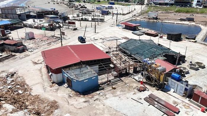 Các khu nhà hàng, cơ sở dịch vụ ăn uống dọc bờ biển đang được người dân tích cực tháo dỡ mái che và khung thép.