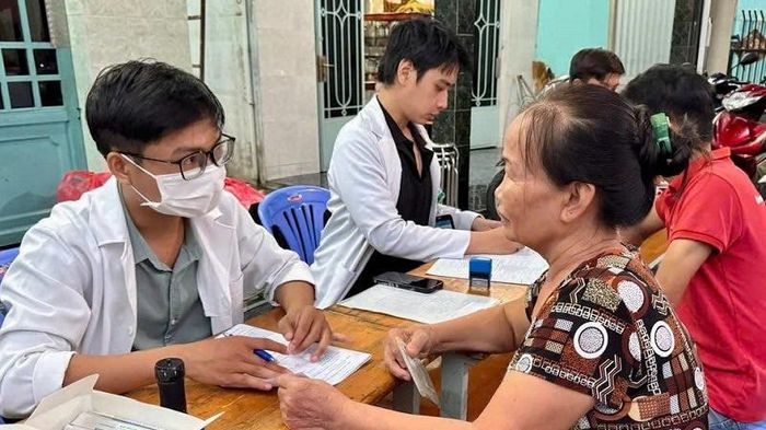 Người dân được đẩy mạnh tiếp cận khám sức khỏe định kỳ hoặc khám sàng lọc miễn phí ít nhất mỗi năm một lần. Ảnh: TL
