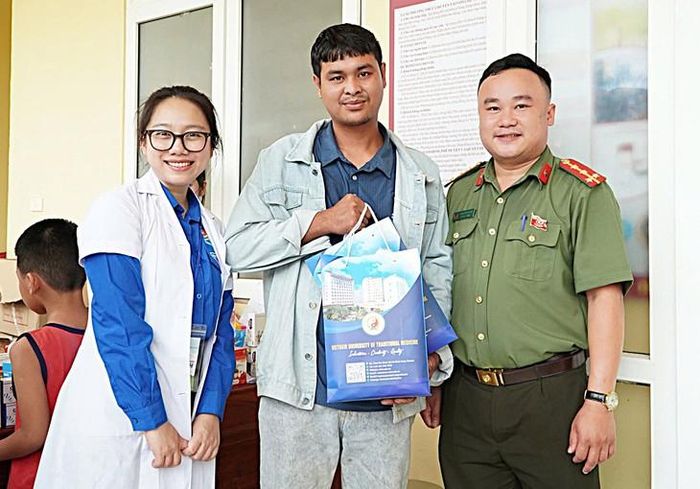 Từ khám bệnh, cấp thuốc miễn phí đến vận động hiến máu, ThS.BS Huỳnh Thị Hồng Nhung tích cực tham gia các hoạt động chăm sóc sức khỏe cộng đồng.