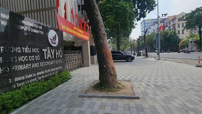 Nút giao Xuân La - Võ Chí Công nằm ngay trước Trường THCS Tây Hồ. Ảnh chụp 8/10. Ảnh: V.A.