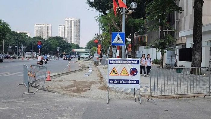 Xén vỉa hè, mở làn rẽ phải liên tục tại nút giao Xuân La – Võ Chí Công. Ảnh chụp 8/10. Ảnh: V.A.