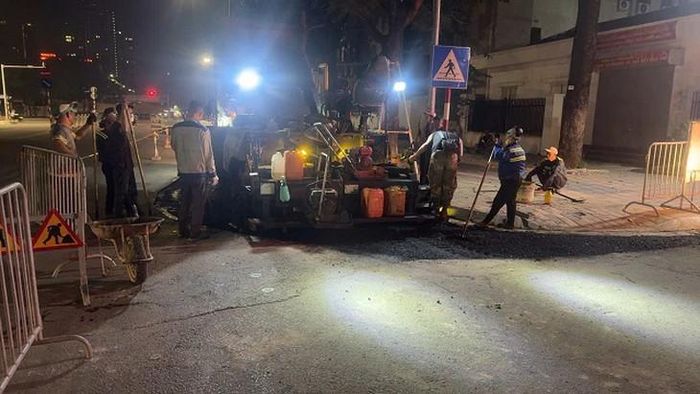 Việc thảm nhựa mặt đường diễn ra rạng sáng 9/10. Ảnh: M.Đ.