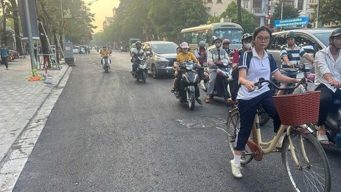 Ngày 9/10, người dân đã có thể lưu thông thuận lợi qua khu vực mở rộng làn đường này. Ảnh: M.Đ.