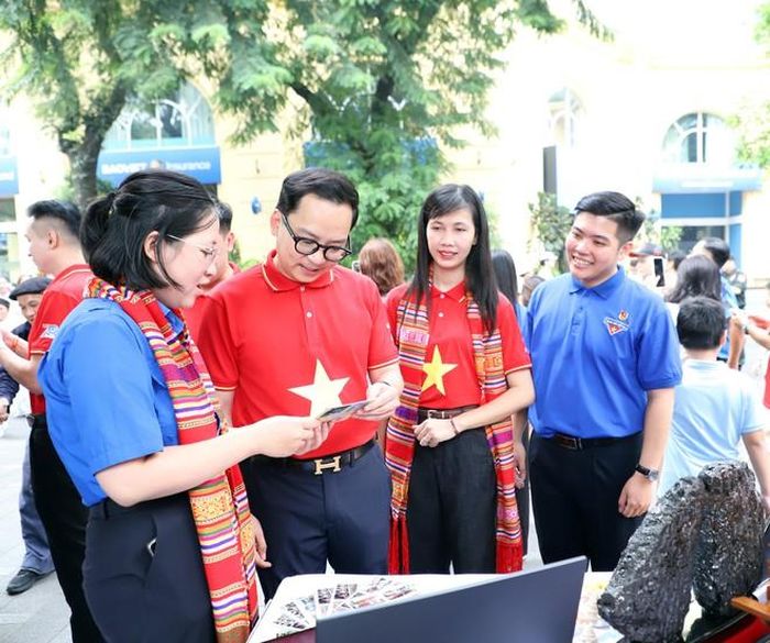 Các đại biểu tham quan triển lãm "70 năm dấu ấn - Tiếp nối khát vọng". Ảnh: Đăng Hải
