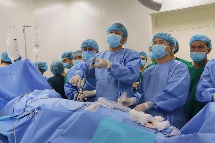 Các bác sĩ tiến hành ca ghép thận. Ảnh BV.
