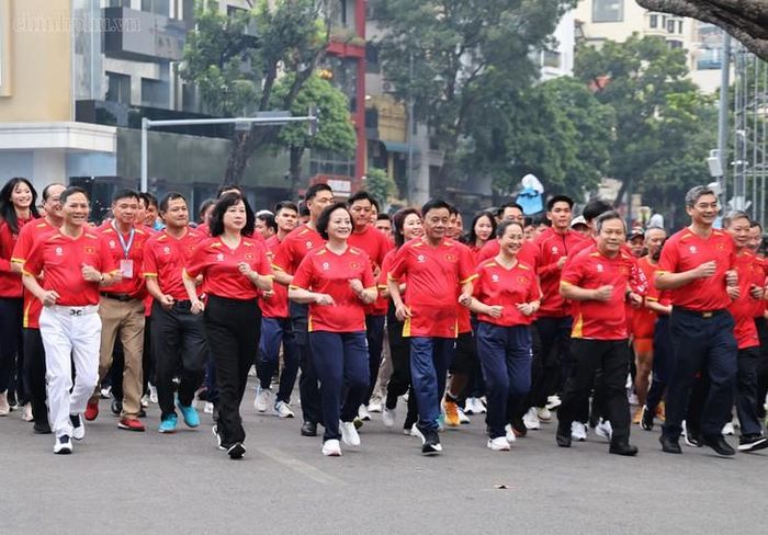 Lãnh đạo Đảng, Nhà nước và các đại biểu tham gia hoạt động chạy bộ, đi bộ. Ảnh: chinhphu.vn/Thu Giang