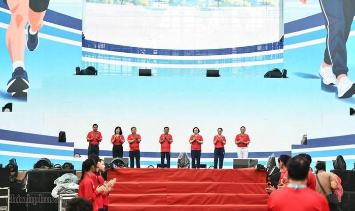 Các đại biểu thực hiện nghi thức phát động Phong trào toàn dân tập luyện thể thao năm 2026. Ảnh: chinhphu.vn/Thu Giang